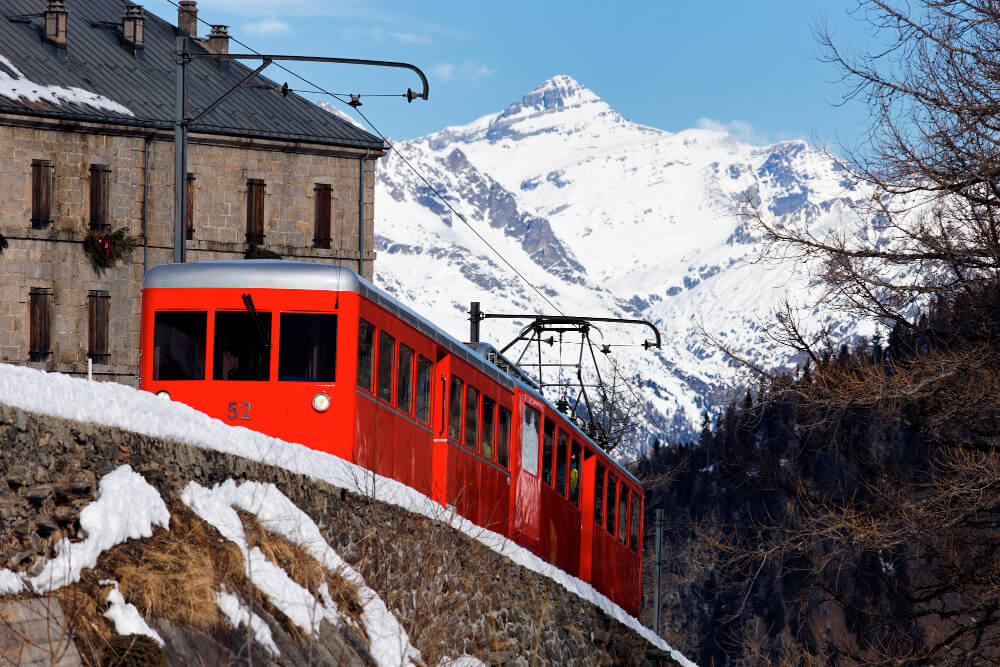 Train rouge dans les montagnes alpines françaises en hiver