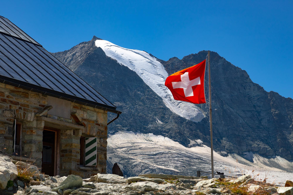 Drapeau suisse situé à la Cabane de Moiry, près du glacier de Moiry dans les Alpes en Suisse